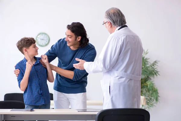 Genç çocuk hastanede doktoru ziyaret ediyor. — Stok fotoğraf