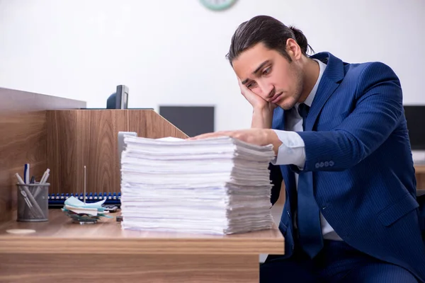 Joven hombre de negocios guapo trabajando en la oficina — Foto de Stock