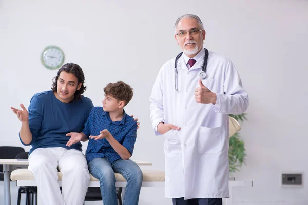 Mladý chlapec navštíví lékaře v nemocnici — Stock fotografie