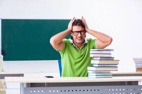 Mladý muž student v přední části zelené desky — Stock fotografie