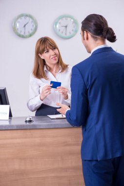 Otel resepsiyonundaki genç işadamı