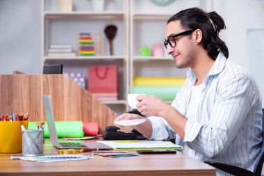 Ofiste çalışan genç erkek tasarımcı.