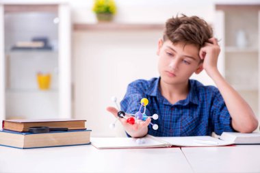 Çocuk evde okula hazırlanıyor.