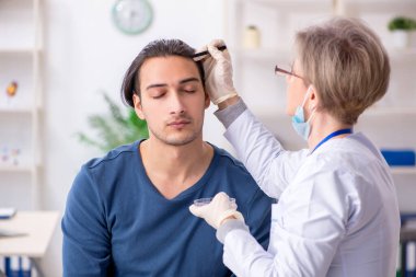 Genç hasta hastanede doktoru ziyaret ediyor.