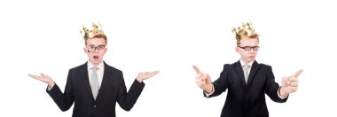 Taçlı bir iş adamı beyazlar içinde.