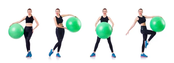 सफेद पर व्यायाम करने वाली गेंद वाली युवा महिला — स्टॉक फ़ोटो, इमेज