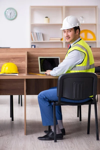 Fiatal férfi építész dolgozik az irodában — Stock Fotó