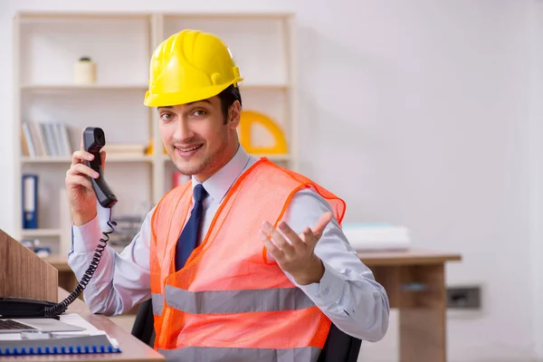 Junger männlicher Architekt arbeitet im Büro — Stockfoto