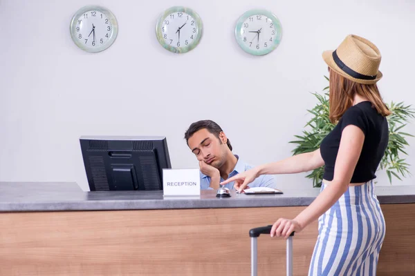 Jovem na recepção do hotel — Fotografia de Stock