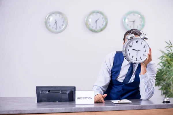 Jovem recepcionista no balcão do hotel — Fotografia de Stock