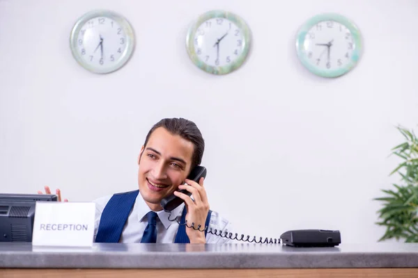 Jovem recepcionista no balcão do hotel — Fotografia de Stock