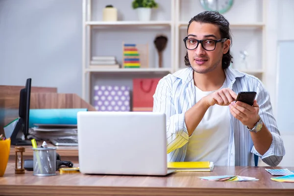 Joven diseñador masculino trabajando en la oficina —  Fotos de Stock