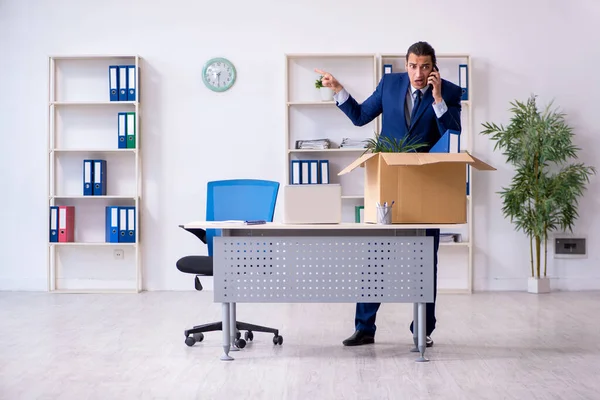 Junge Mitarbeiter werden entlassen — Stockfoto