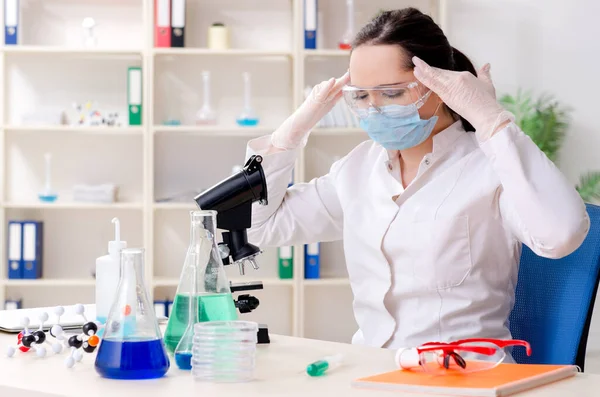 Jonge vrouwelijke chemicus werkzaam in het lab — Stockfoto