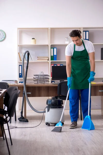 Jung hübsch unternehmer putzen die büro — Stockfoto