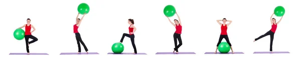 Jovem mulher se exercitando com bola suíça — Fotografia de Stock