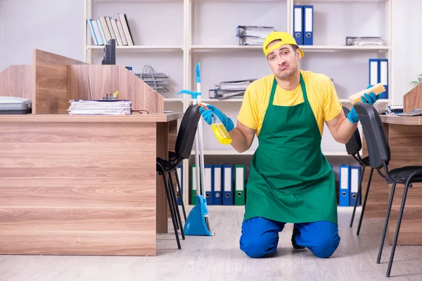 Jonge mannelijke aannemer schoonmaken van het kantoor — Stockfoto