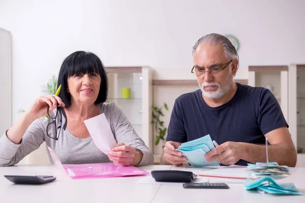 Senior couple discussing financial plans — Stock Photo, Image