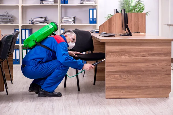 Alte professionelle Lohnunternehmer tun Schädlingsbekämpfung im Büro — Stockfoto