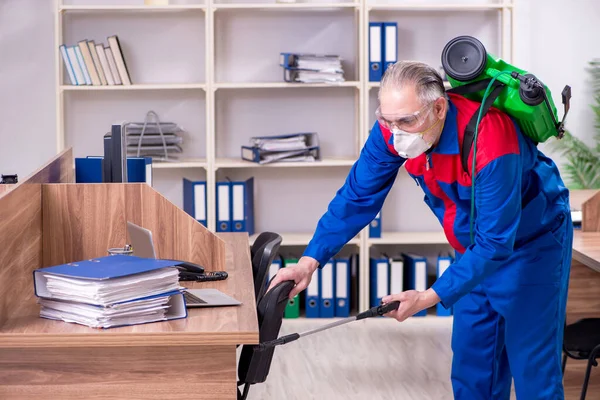 Stary profesjonalny wykonawca zajmujący się zwalczaniem szkodników w biurze — Zdjęcie stockowe