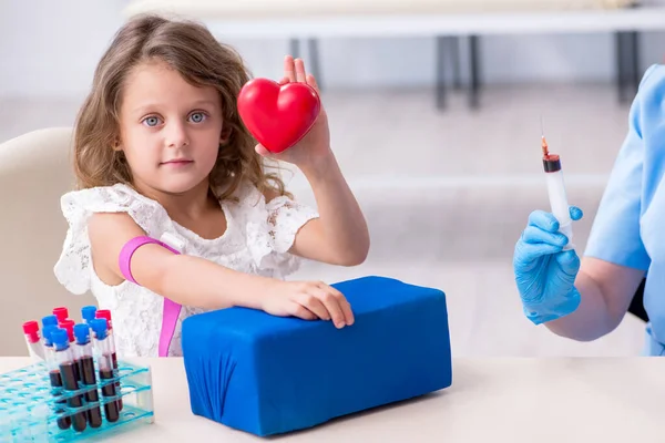 Bambina in visita vecchio medico femminile — Foto Stock