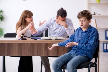 Boşanan aile çocuk velayetini bölmeye çalışıyor.