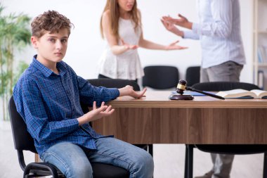 Boşanan aile çocuk velayetini bölmeye çalışıyor.