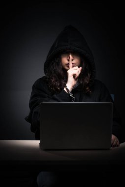 Ofiste güvenlik duvarını hackleyen kadın hacker.