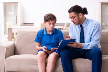 İnternet bağımlısı çocuk erkek doktoru ziyaret ediyor.