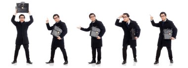 Elinde bavul tutan genç adam beyaz üzerinde izole edilmiş.