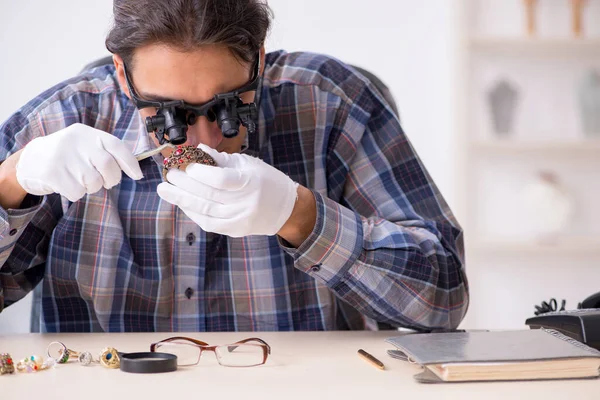 Giovane gioielliere maschile in officina — Foto Stock