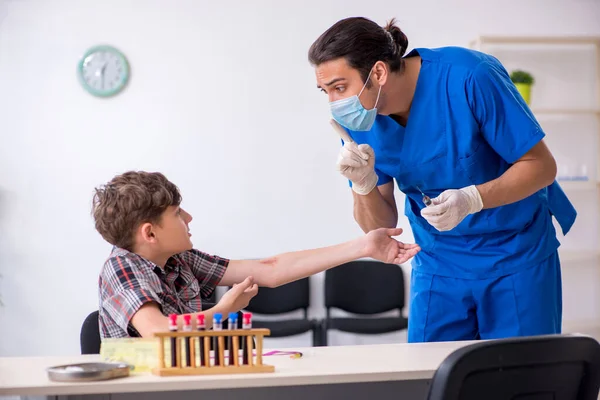 Genç çocuk hastanede doktoru ziyaret ediyor. — Stok fotoğraf