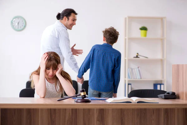 Scheidende Familie versucht, das Sorgerecht aufzuteilen — Stockfoto