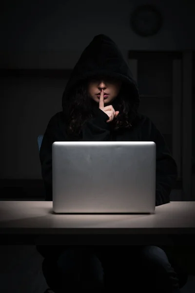 Mujer hacker piratería firewall de seguridad tarde en la oficina — Foto de Stock