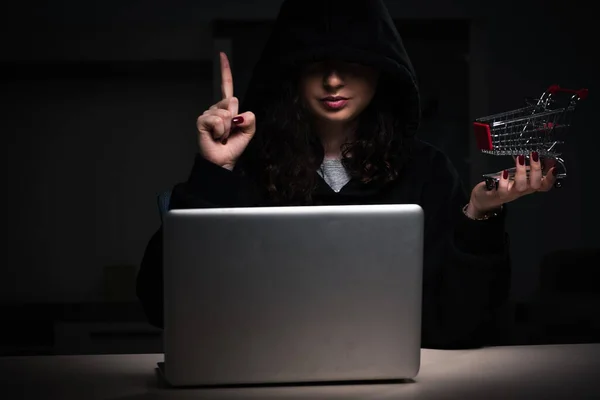 Hackerin hackt SicherheitsFirewall spät im Amt — Stockfoto