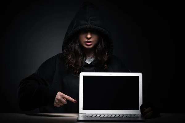 Mulher hacker hacker firewall de segurança tarde no escritório — Fotografia de Stock