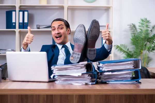 Jovem empresário bonito que trabalha no escritório — Fotografia de Stock