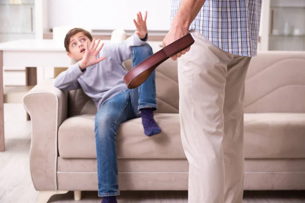 Padre golpeando y castigando a su hijo —  Fotos de Stock