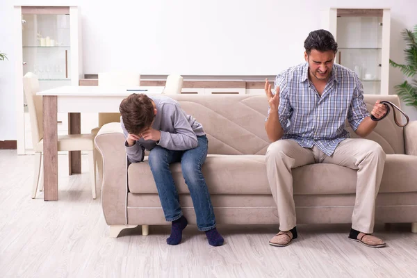 Padre golpeando y castigando a su hijo —  Fotos de Stock