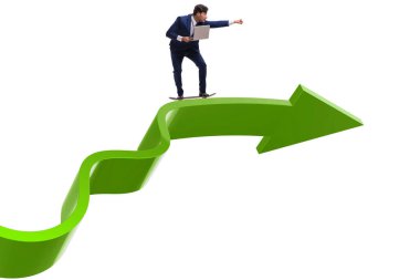 Finans grafiğinde kaykaya binen iş adamı