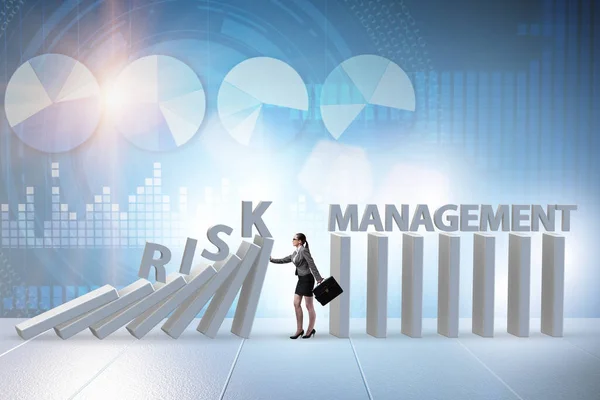 Бізнес-леді концепції управління ризиками — стокове фото