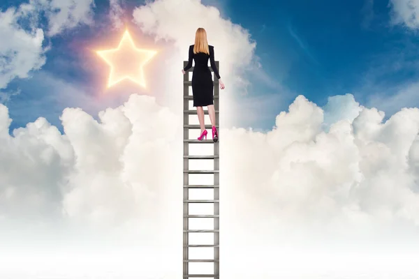 Empresária buscando estrelas no conceito de sucesso — Fotografia de Stock