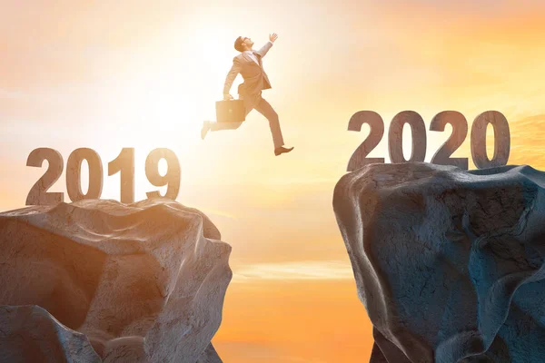 Imprenditore che salta dall'anno 2019 al 2020 — Foto Stock