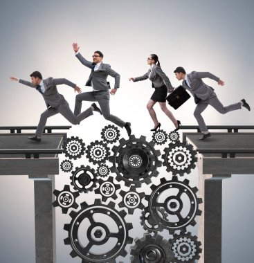 İş adamları köprüden çarklarla geçiyorlar.