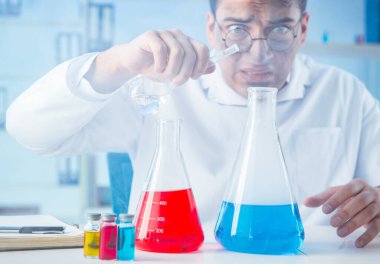 Laboratuvarda çalışan çılgın bir kimyager.