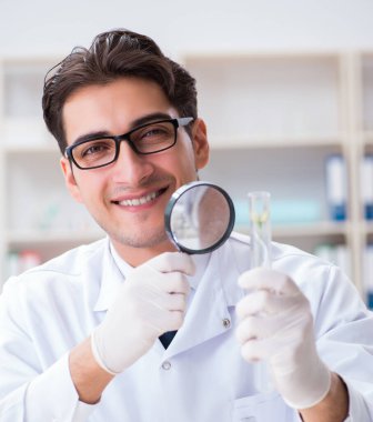 Biyoteknoloji bilim adamı kimyager laboratuarda çalışıyor.