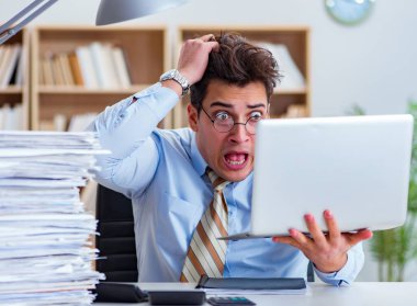 Ofiste çalışan komik muhasebeci.