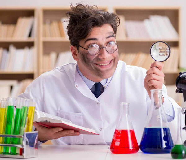 Pazzo scienziato pazzo medico facendo esperimenti in un laboratorio — Foto Stock