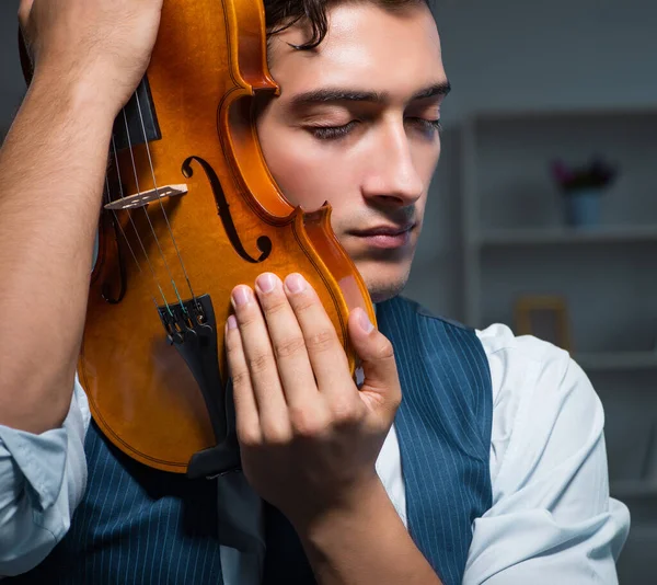 Young musician man practicing playing violin at home — Stock Photo, Image