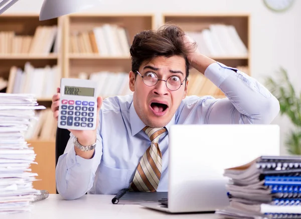 Lustige Buchhalterin, die im Büro arbeitet — Stockfoto